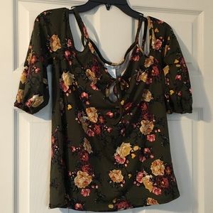 Banana Lemon cold shoulder blouse 👚Size M